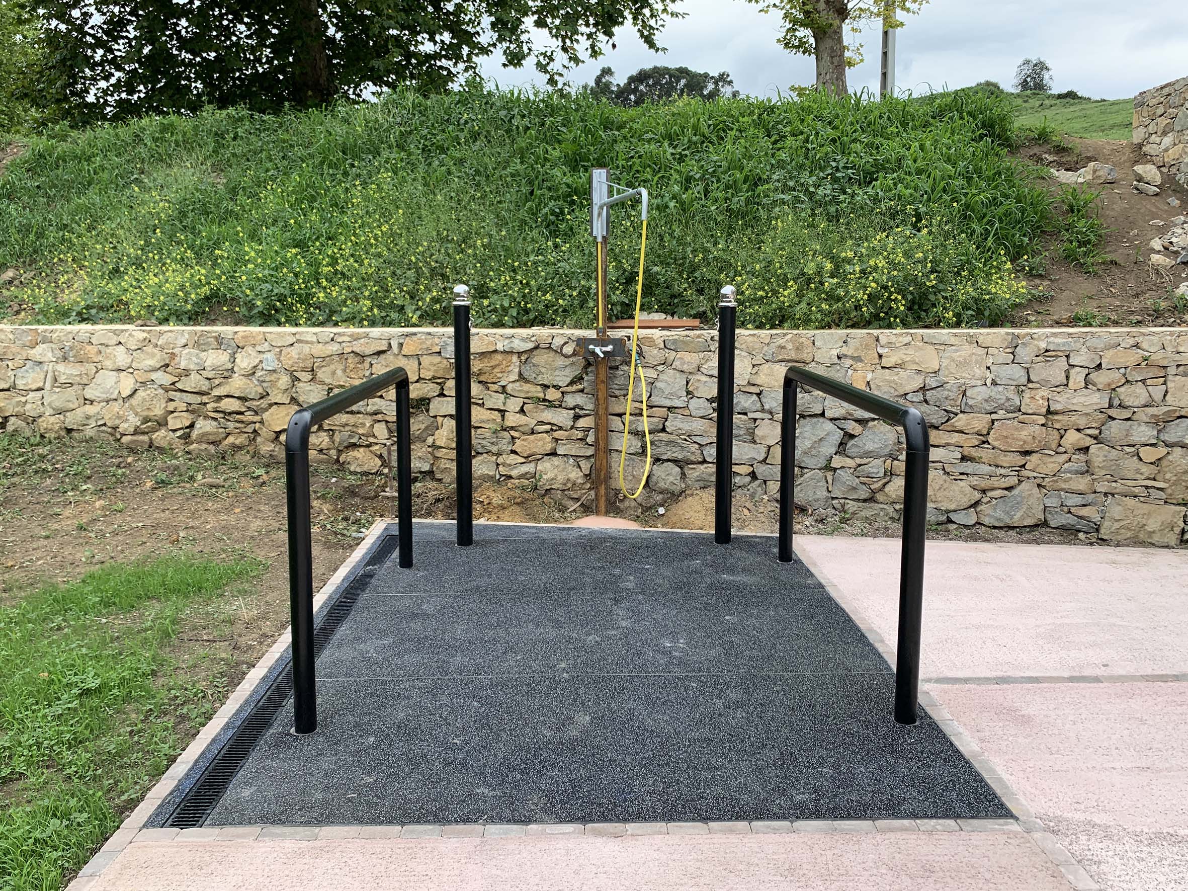 Horse Wash Bay Mats: Non-Slip Rubber Flooring | Concrete vs Compacted Base