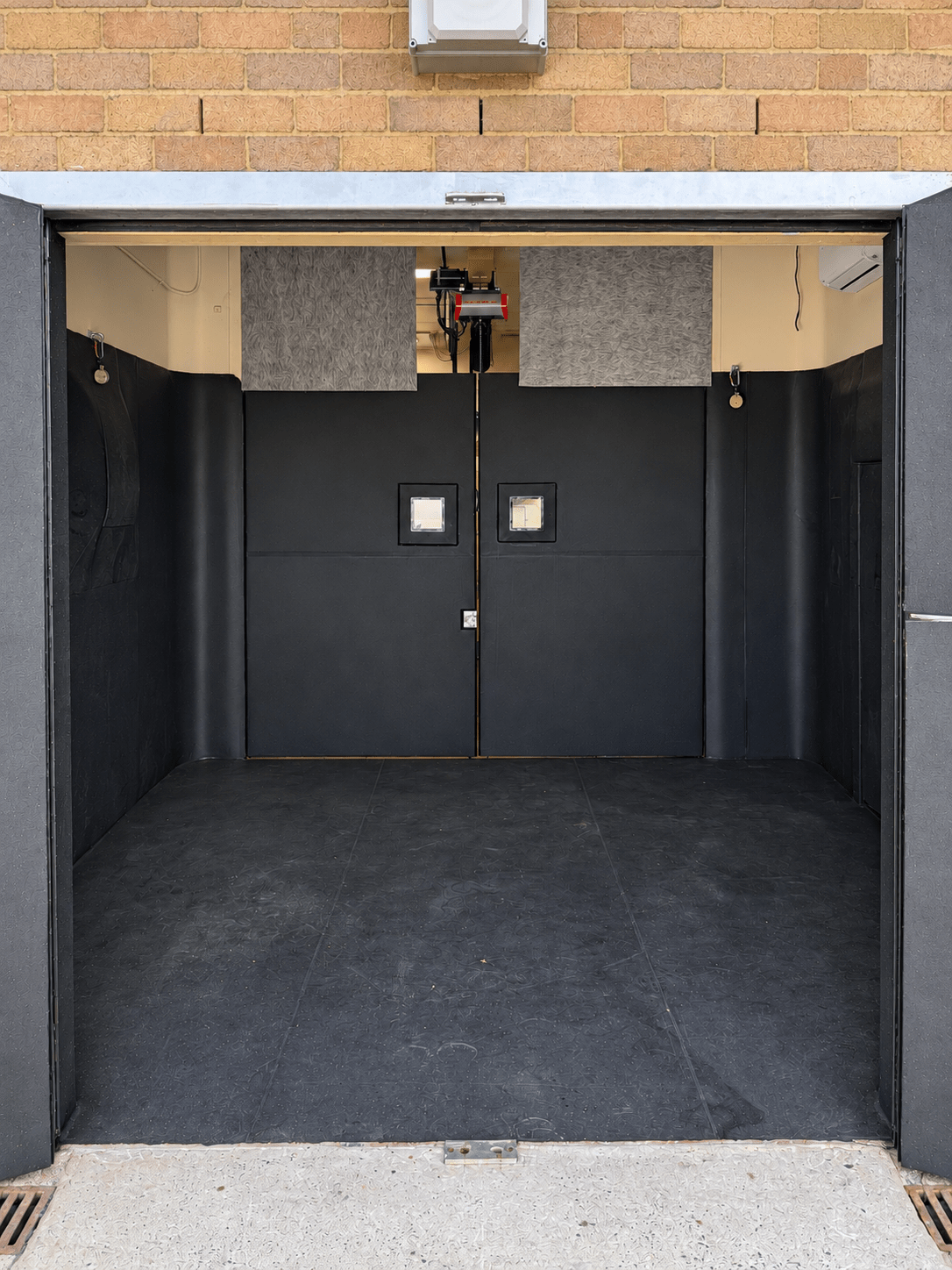 Equine Knockdown Box Flooring & Wall Padding | REGUPOL - Regupol Australia Equine