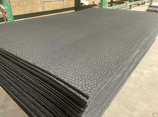 Are Vulcanised / Natural Rubber Stall Mats Good for Horse Stalls? - Regupol Australia Equine